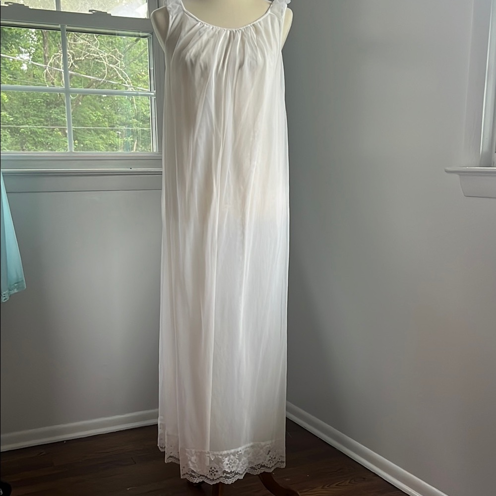 VINTAGE DEENA WHITE BABYDOLL NIGHTGOWN